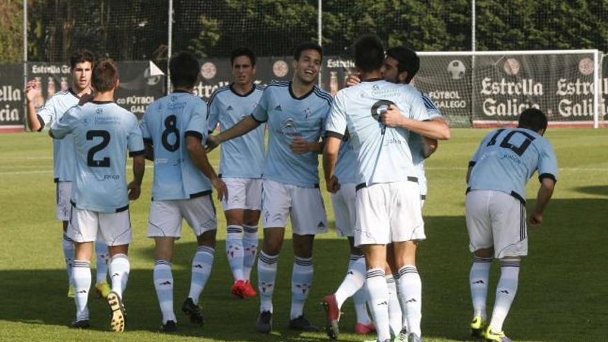 Los jugadores del Celta B se felicitan tras el gol de Borja Iglesias, ayer, en Barreiro. // Jesús De Arcos