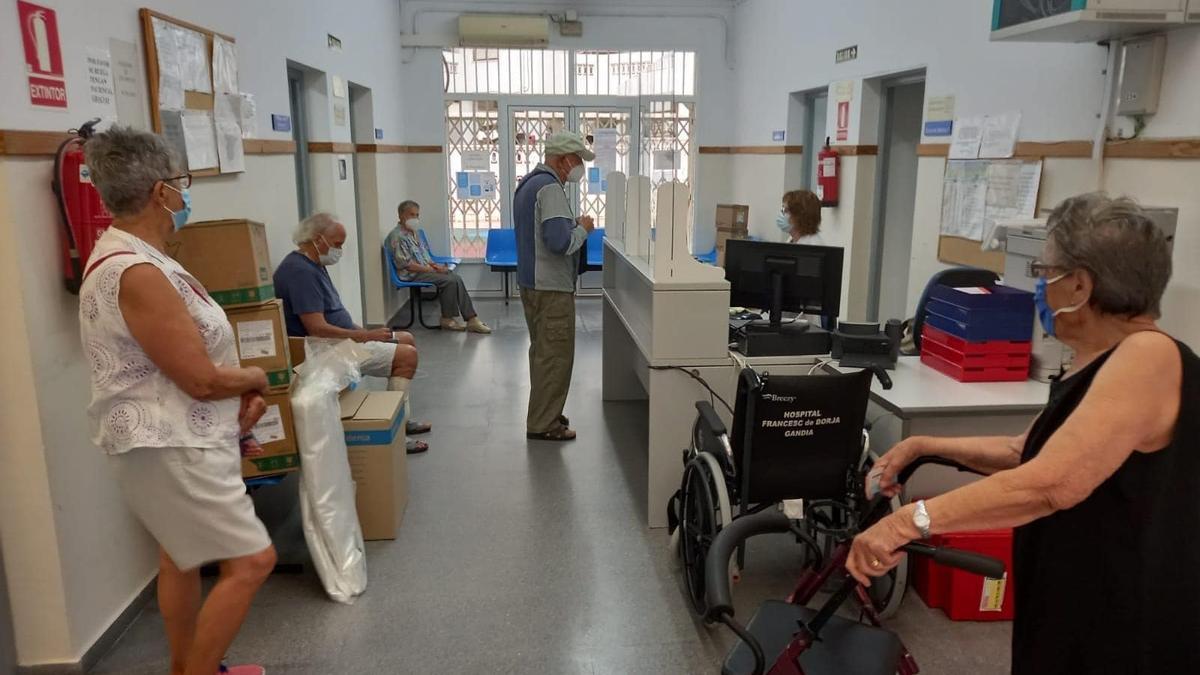 Varias personas, en el consultorio de la playa de Tavernes, el día de su apertura