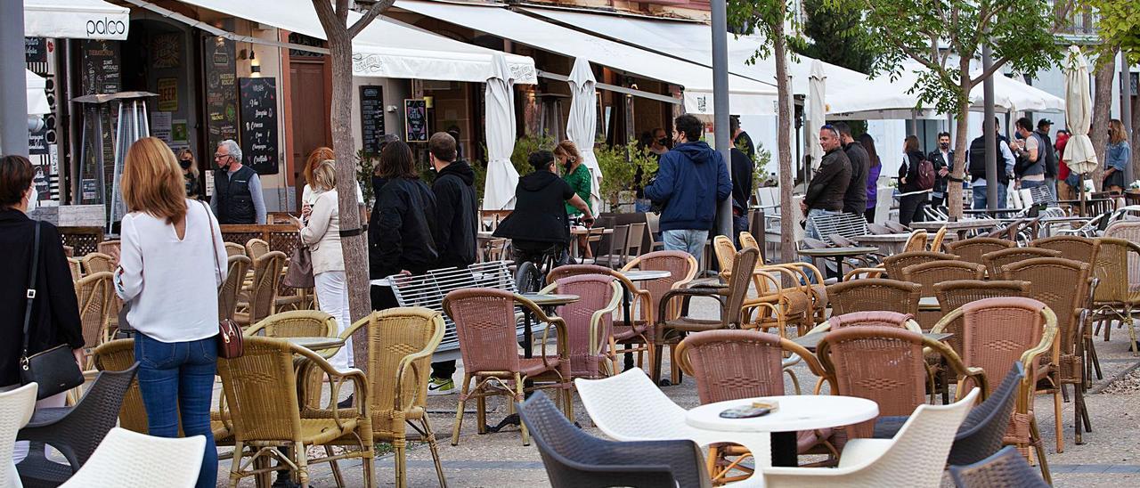 Gente esperando en las terrazas de la plaza del Parque, poco antes de las ocho de la tarde, para sentarse en las mesas | V. MARÍ