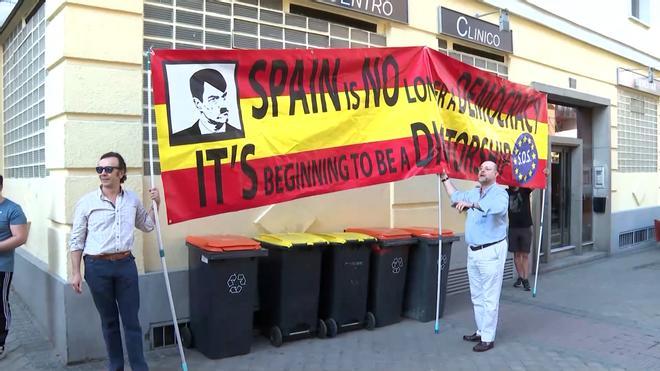 Un grupo de personas se concentra contra Pedro Sánchez durante su votación en las europeas