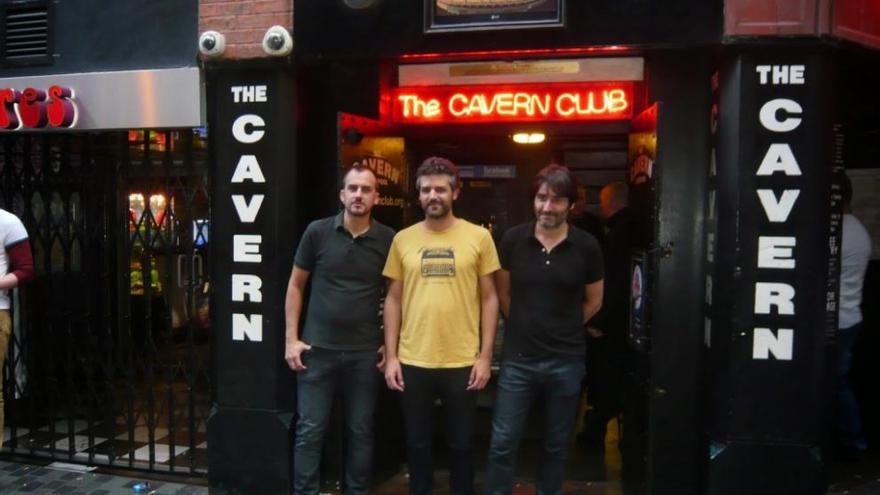 Diego Barberá, Tico Porcar y Joan  Villalonga, de Tanstupids, en la  puerta de The Cavern.