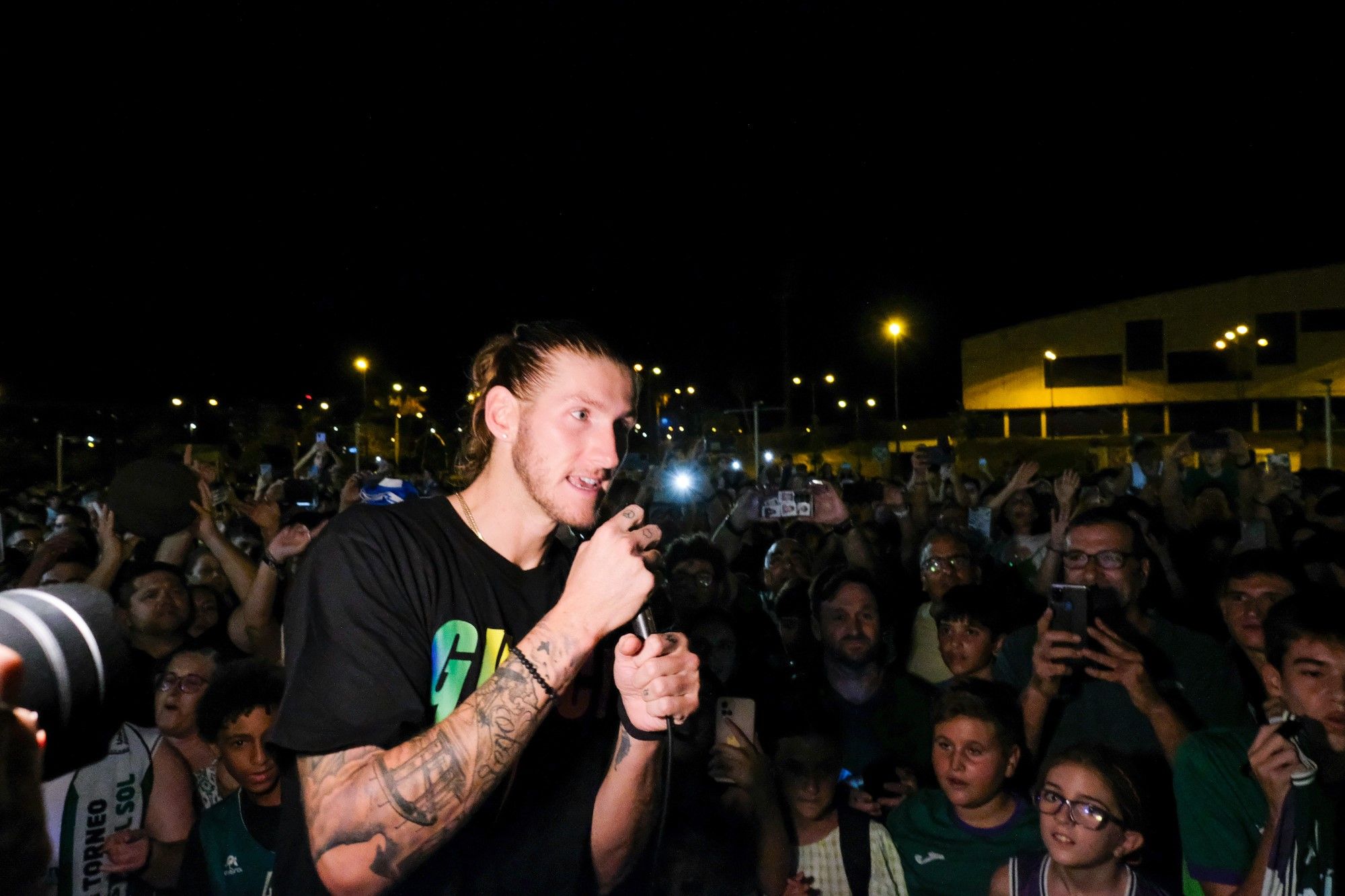 La gran fiesta de Dylan Osetkowski con la afición del Unicaja en el Carpena