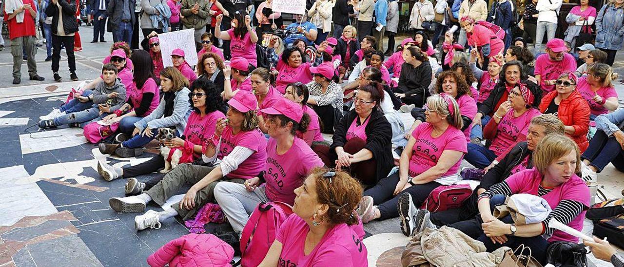 Protesta de las trabajadoras del servicio de ayuda a domicilio ante el teatro Jovellanos, el pasado año.