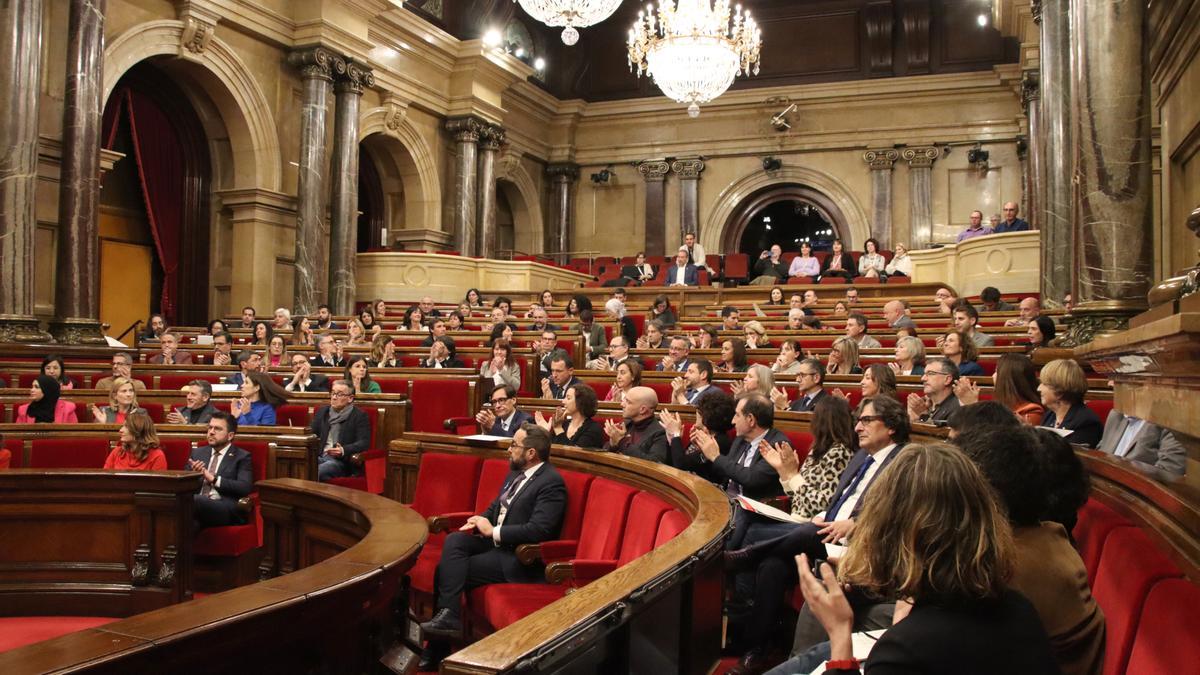 Els diputats aplaudeixen després que el ple hagi aprovat la llei que permet segregar Torà i Biosca de la Segarra i incorporar els municipis al Solsonès