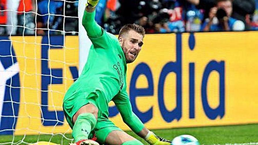 Instante en el que Adrián despeja con el pie el último penalti del Chelsea en la final de la Supercopa de Europa.