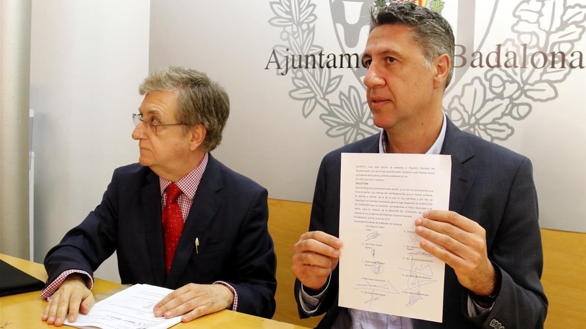 Xavier García Albiol muestra las firmas de los concejales que apoyan la moción de censura contra Dolors Sabater.