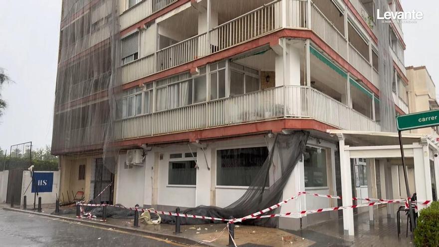 El temporal se ceba con el Perellonet: El viento tumba palmeras y daña balcones y fachadas