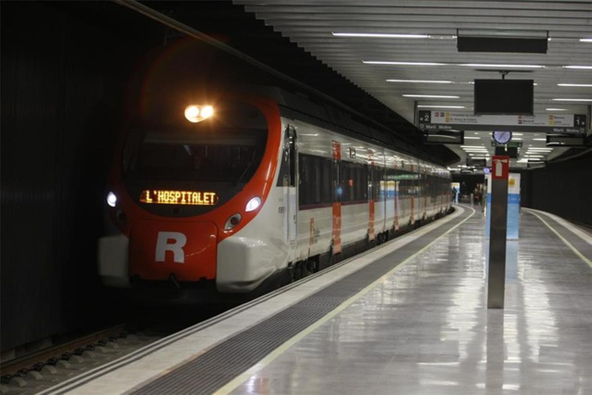 Tren de Rodalies Renfe a l’estació de Sagrera-Meridiana.