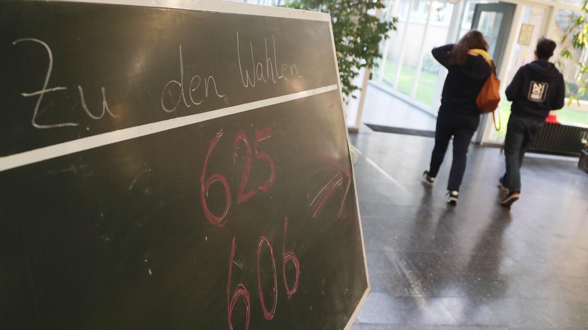 Polling stations are now open throughout Germany. Polling stations are now open throughout Germany.