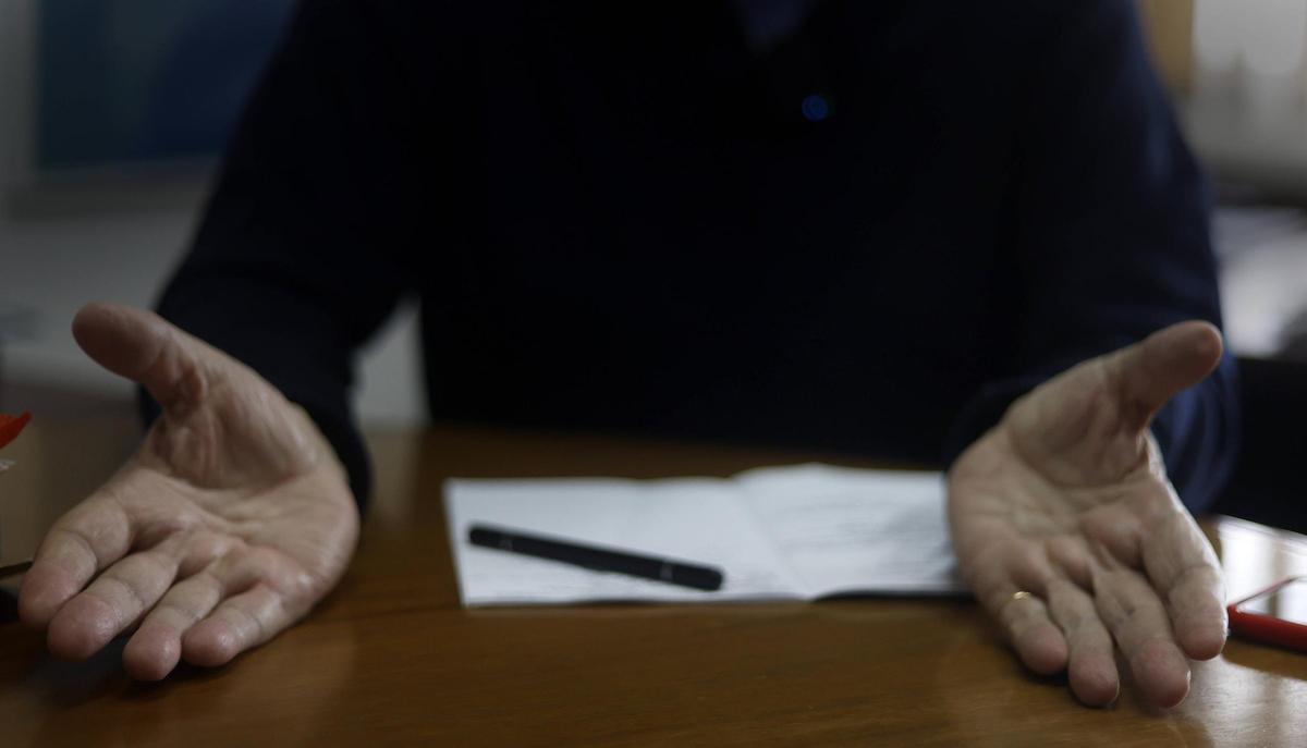 Manos de Joan Romero, durante la entrevista.