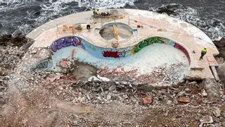 L’antiga piscina sobre el mar de l'Escala dels anys 60 s'enderroca