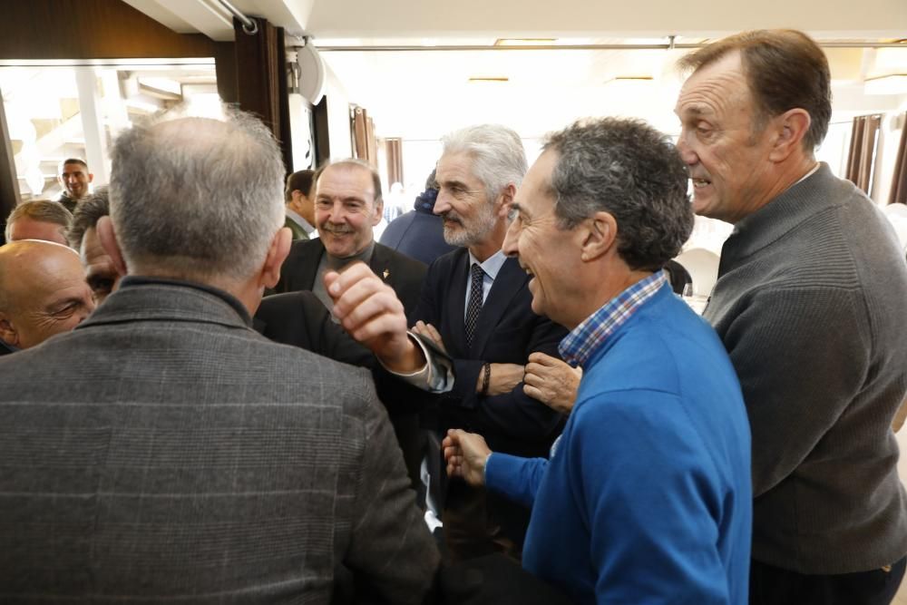 Eloy Olaya recibe la insignia de oro de la Asociación de Veteranos del Sporting