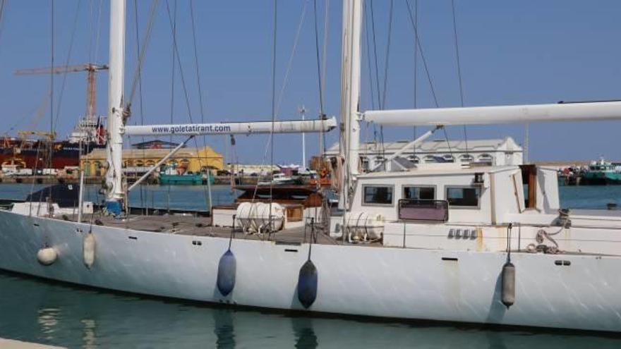 La goleta &#039;Tirant Primer&#039; se encuentra atracada en Borriana y presenta algunos signos evidentes de deterioro en su casco.