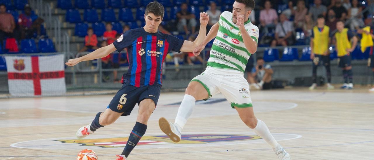 Saura y Antonio pugnan en el Barça-Córdoba de la segunda jornada liguera.