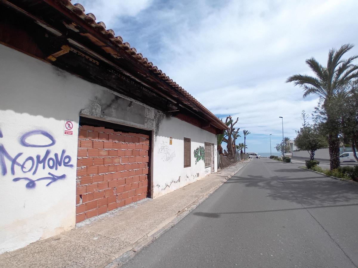 Trabajos de limpieza en una parcela de uso hotelero en La Veleta de Torrevieja