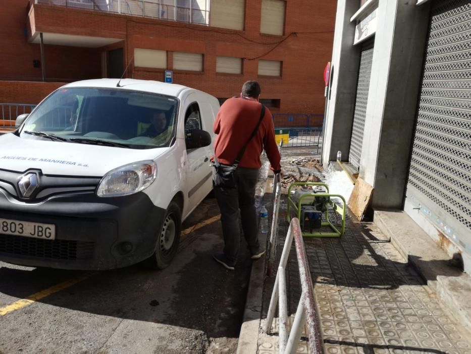 Unes obres causen una fuita d'aigua a la plaça Catalunya de Manresa