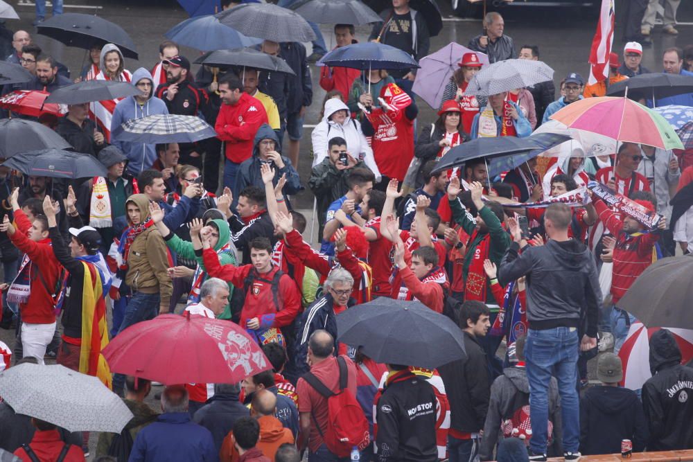 Centenars d'aficionats reben al Girona sota la pluja