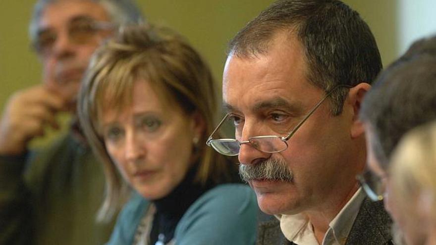 García Seoane, ayer, comparece en el Ayuntamiento junto a los concejales de su grupo. / carlos pardellas