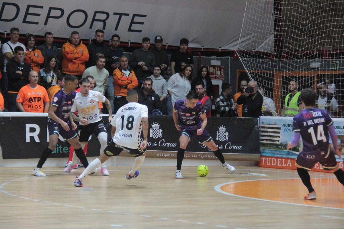 Arnaldo Baéz encabeza la salida de balón en el Córdoba Futsal ante el Ribera Navarra.