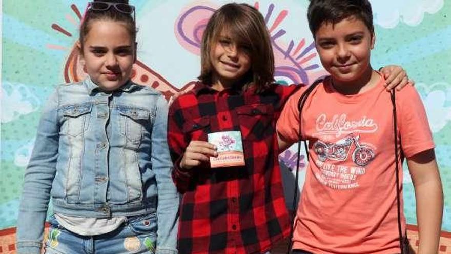 Tres niños, ayer, en la sesión inaugural de "Soutopequeno". // FdV