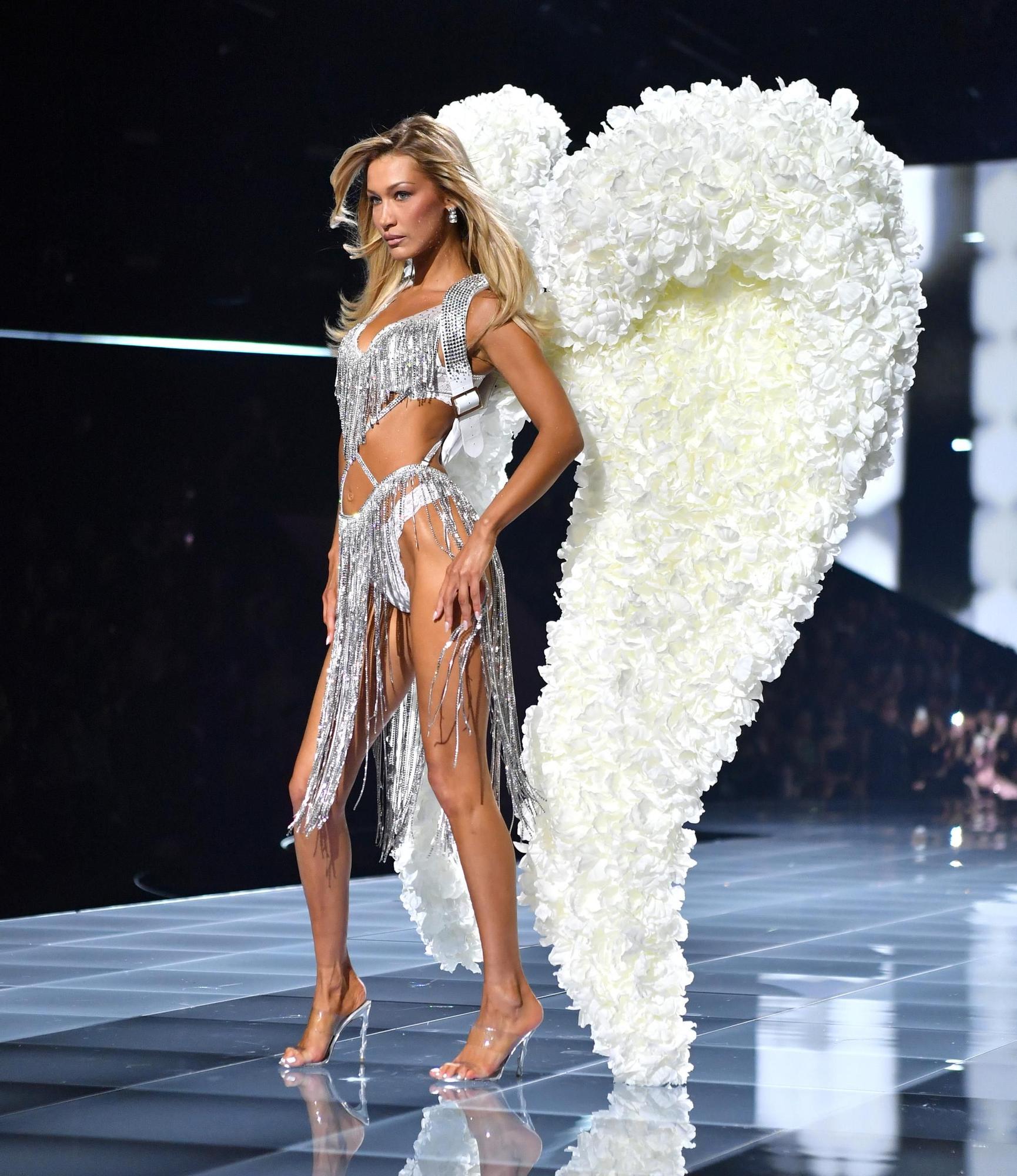 Bella Hadid en el desfile de Victoria's Secret 2025