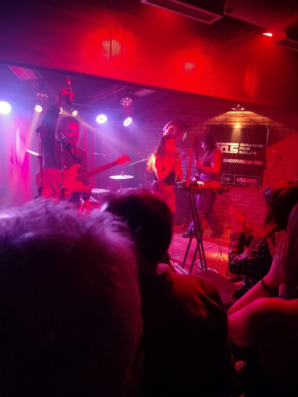 Rabia y rock poderoso en el concierto de "Hermana Furia" en Langreo