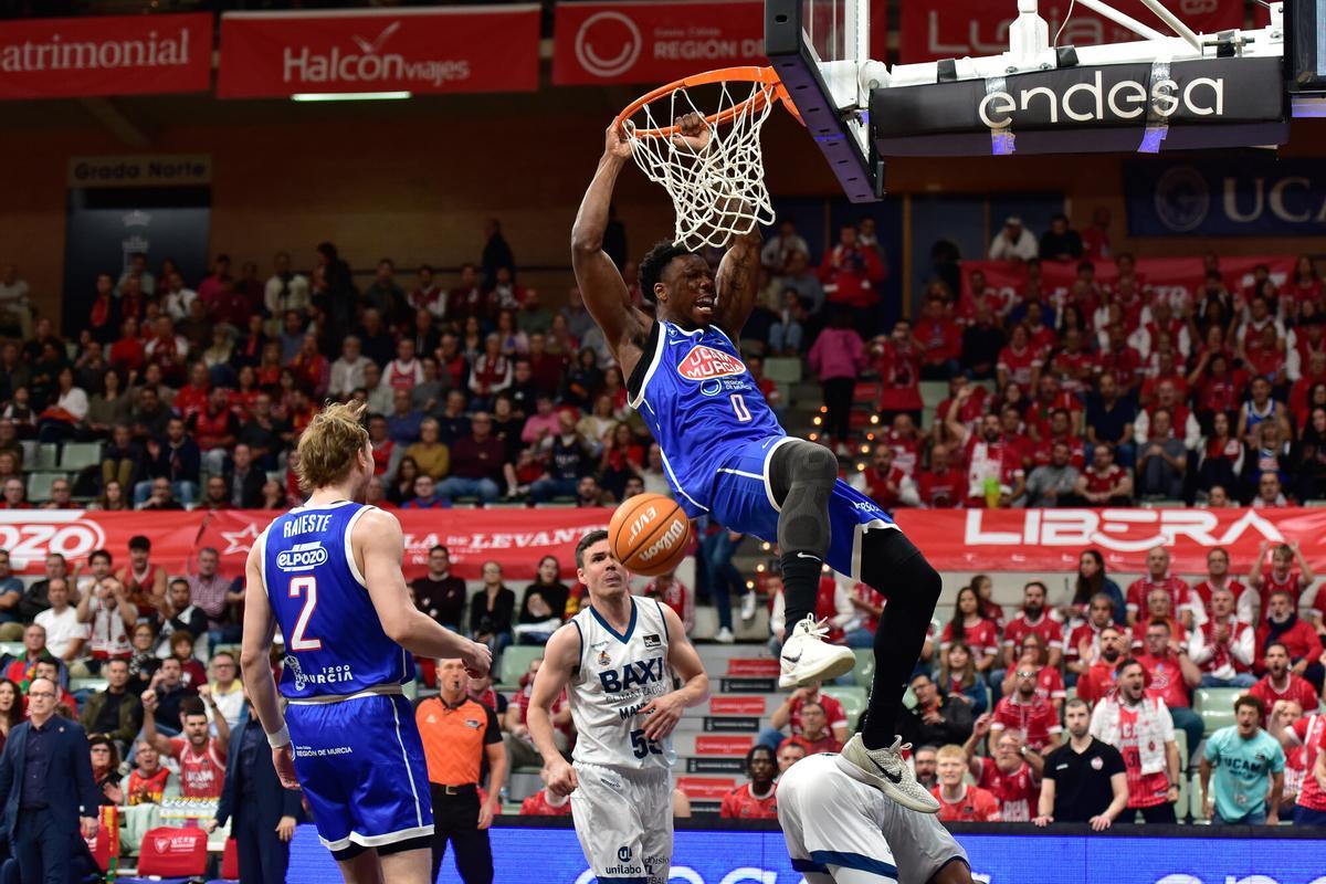 Devontae Cacok, del UCAM Murcia, realiza un mate en el partido ante el BAXI Manresa.
