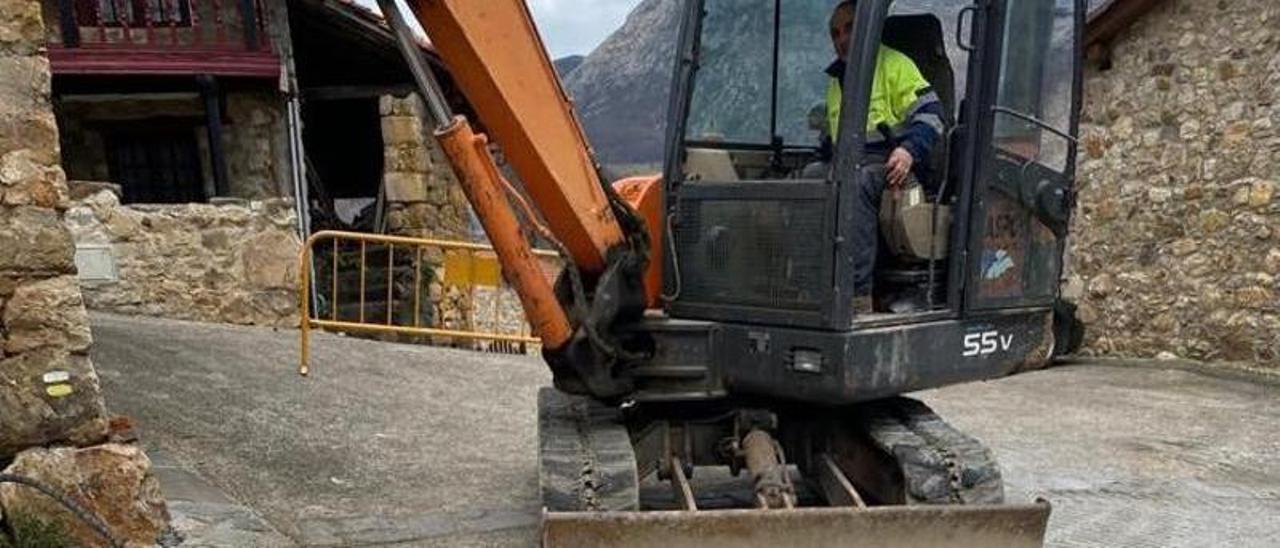 Las tareas para la instalación de la red de fibra óptica en Villamorey, en una imagen de archivo.