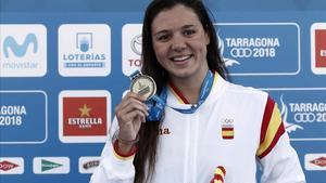 Catalina Corró muestra la medalla de 400 estilos lograda en Tarragona