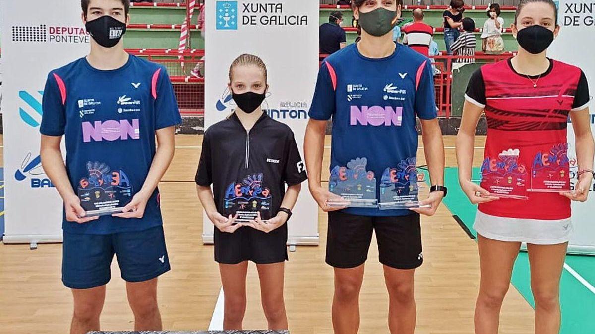 Martín Iglesias, Iziar Barcala, Rodrigo Sanjurjo y Nikol Carulla, ayer, con sus trofeos.