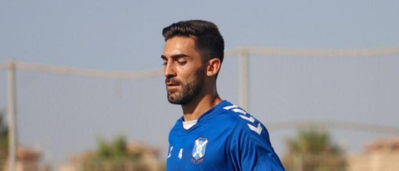 El futbolista del CD Tenerife José León durante un entrenamiento de pretemporada. | | CD TENERIFE