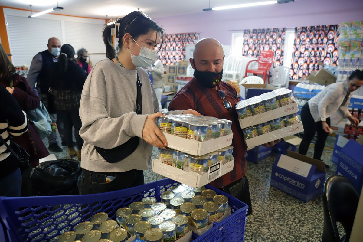 Refugiados ucranianos recogen ayuda en Málaga para los desplazados por la guerra