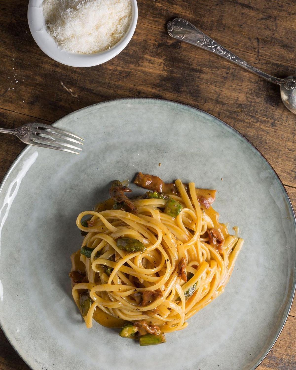 Esta carbonara se hace con crema de trufa, trigueros y papada de cerdo ibérico