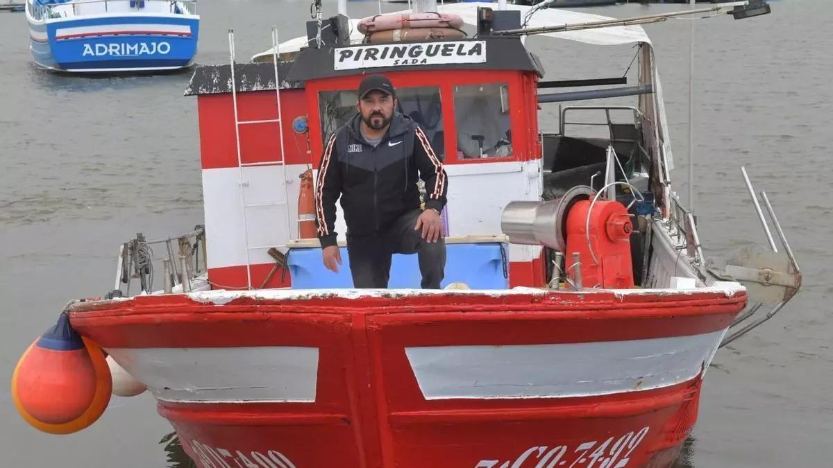 Ruhan Rivera, armador del «Piringuela», a bordo de su embarcación en Sada.