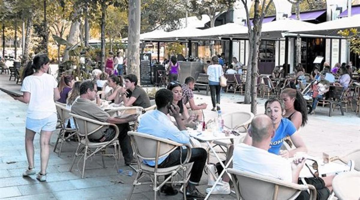 Animat aspecte de les terrasses al carrer d’Enric Granados, a l’Eixample, ahir a la tarda. Animat aspecte de les terrasses al carrer d’Enric Granados, a l’Eixample, ahir a la tarda.