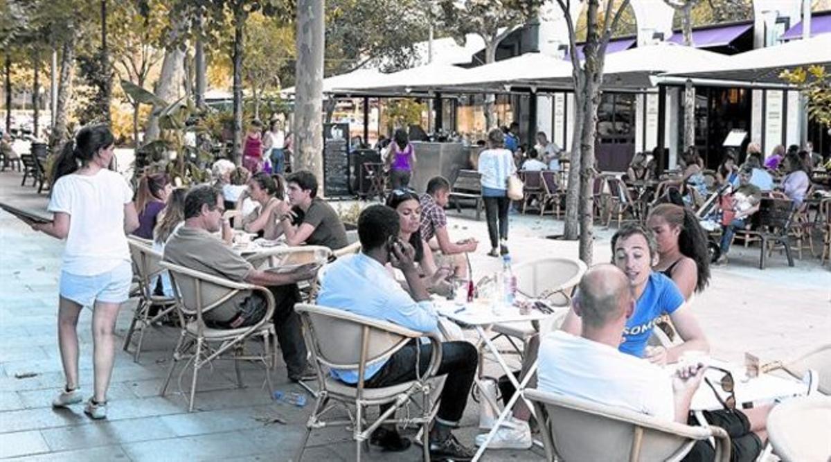 Animat aspecte de les terrasses al carrer d’Enric Granados, a l’Eixample, ahir a la tarda.