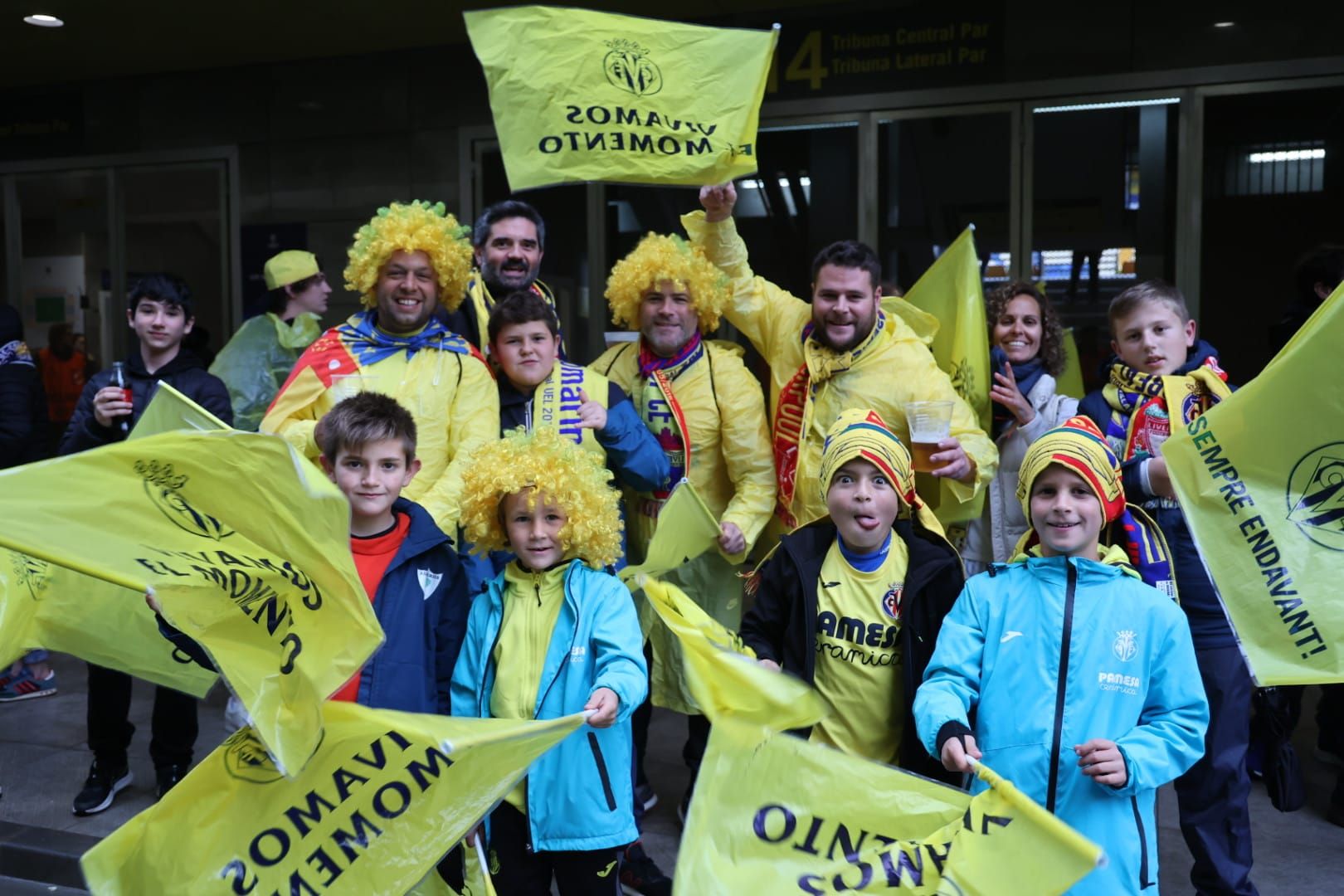 Fotogalería | La lluvia no frena las ganas de la afición del Villarreal de ver a su equipo en la final de Champions