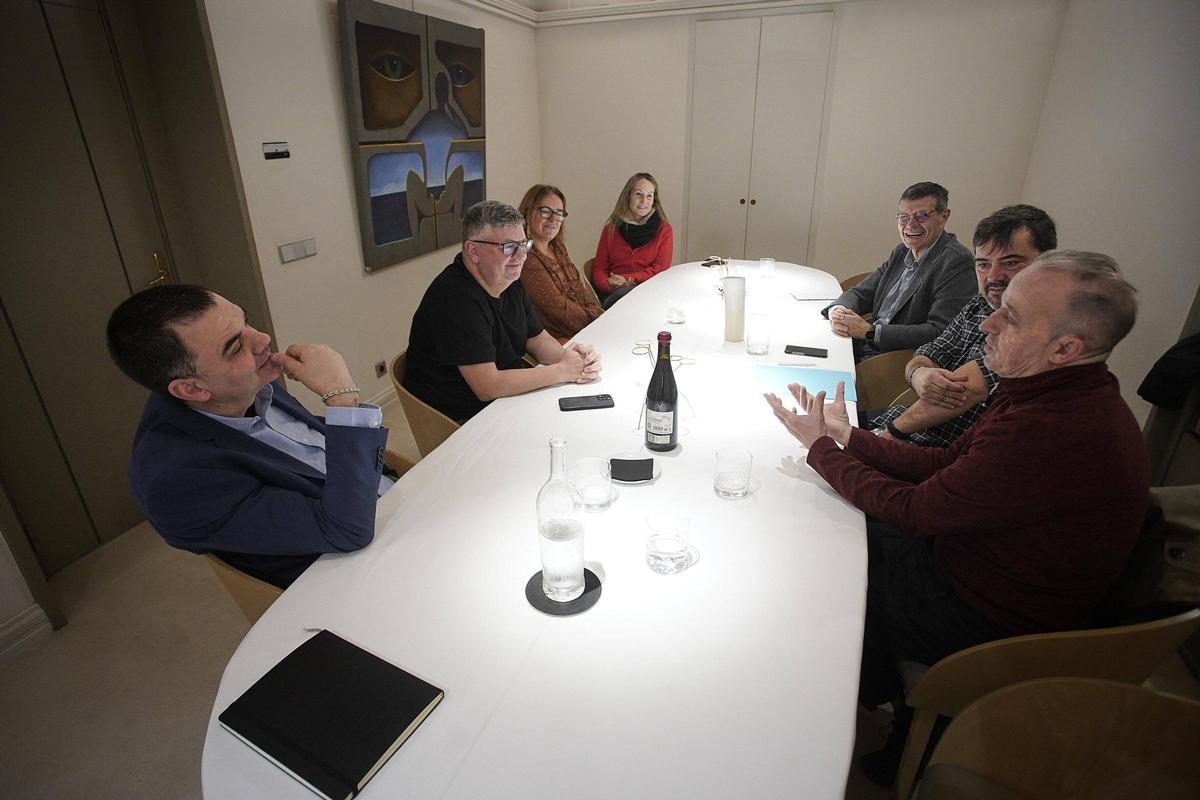 Els integrants del jurat dels Premis Girona Delícia, durant una reunió per a l’elecció dels guardonats.