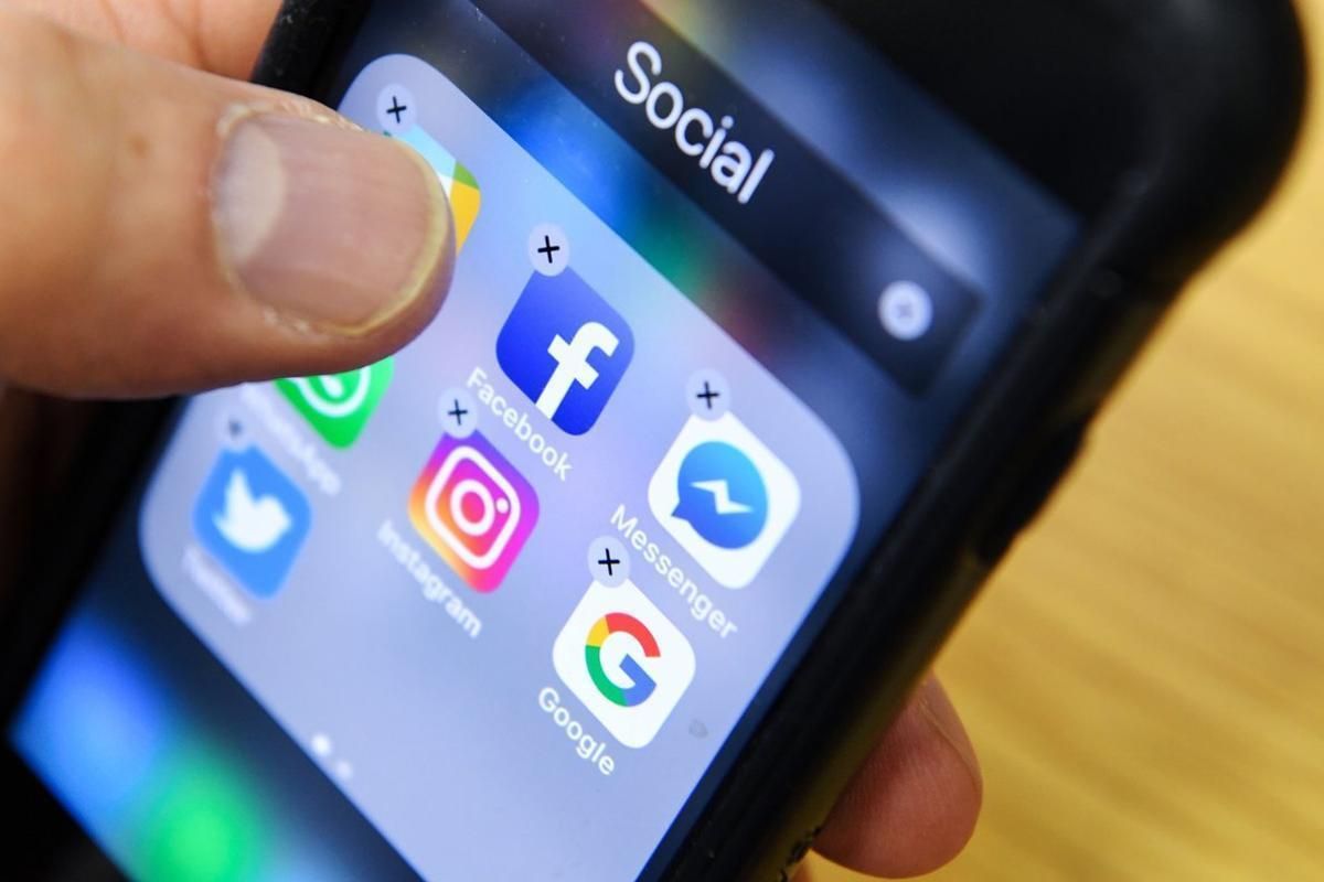 Una persona borra aplicaciones de redes sociales de su iPhone.
