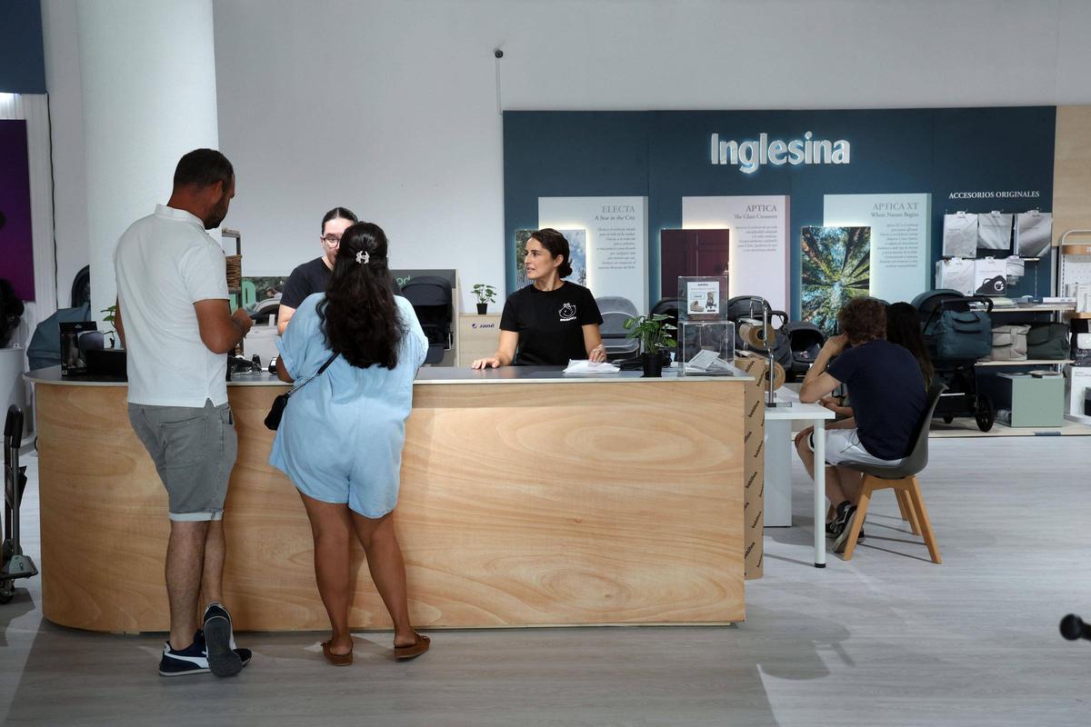 Clientes en la nueva sede de Bebiños, esta mañana.