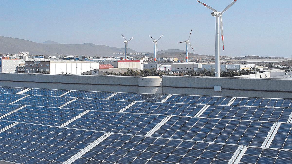 Paneles de energía fotovoltaica y molinos de viento en el sureste de Gran Canaria.
