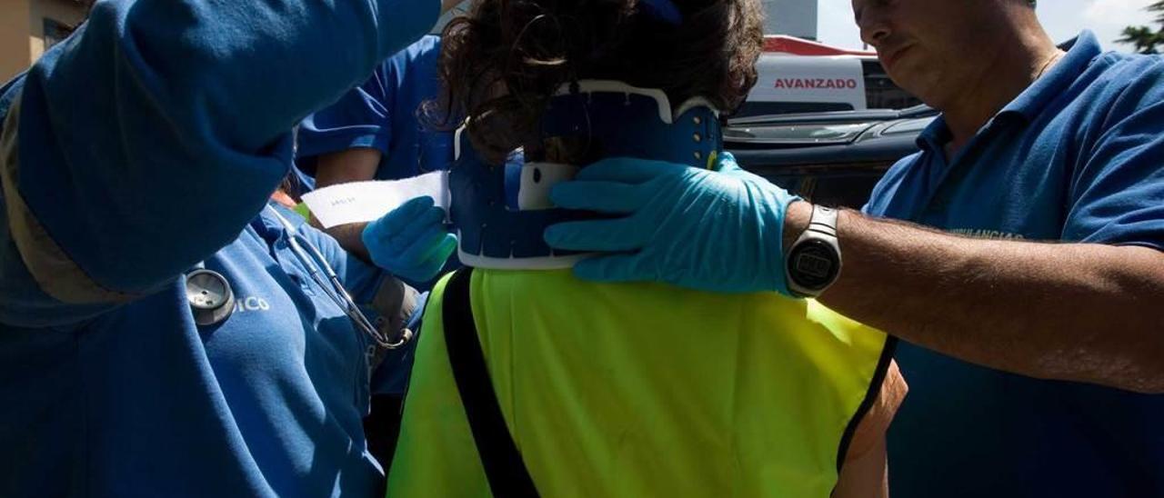 Profesionales de la uvi móvil de Avilés atendiendo a una mujer accidentada en Llaranes, en una imagen de archivo.