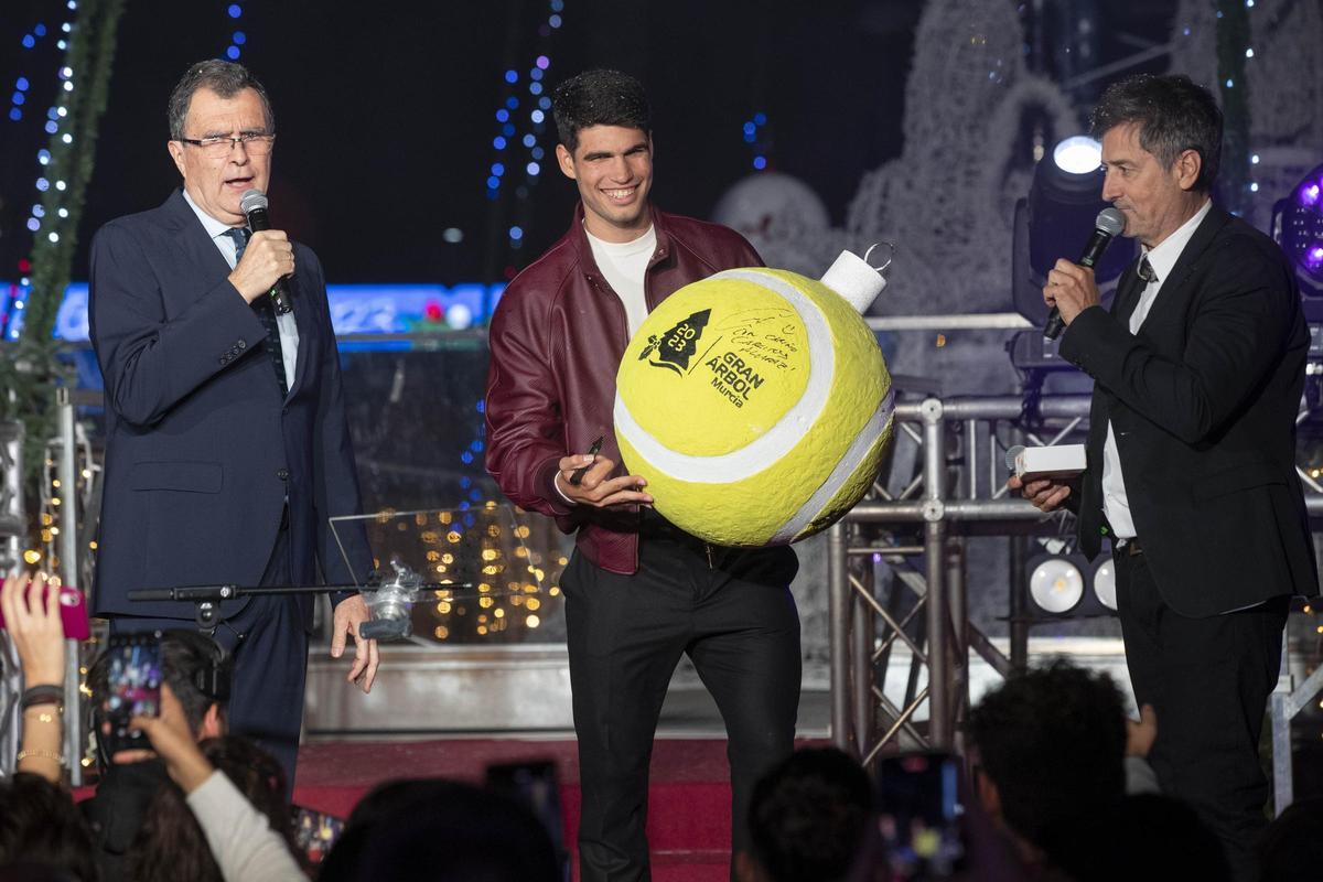 Carlos Alcaraz enciende de un raquetazo el árbol navideño de Murcia, de 32 metros