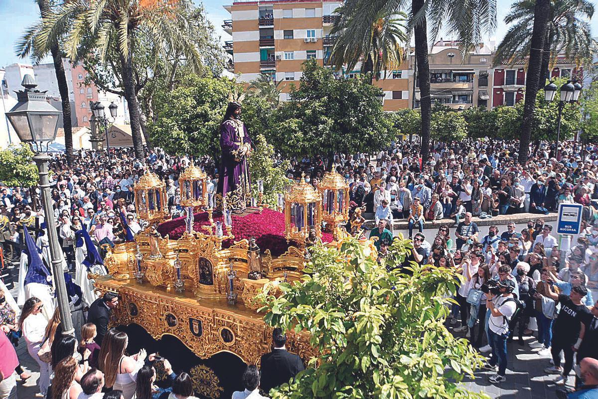 LA TARDE DEL DOMINGO DE RAMOS MILES DE PERSONAS SE DAN CITA EN TRINITARIOS PARA CONTEMPLAR EL PASO DE NUESTRO PADRE JESÚS NAZARENO RESCATADO