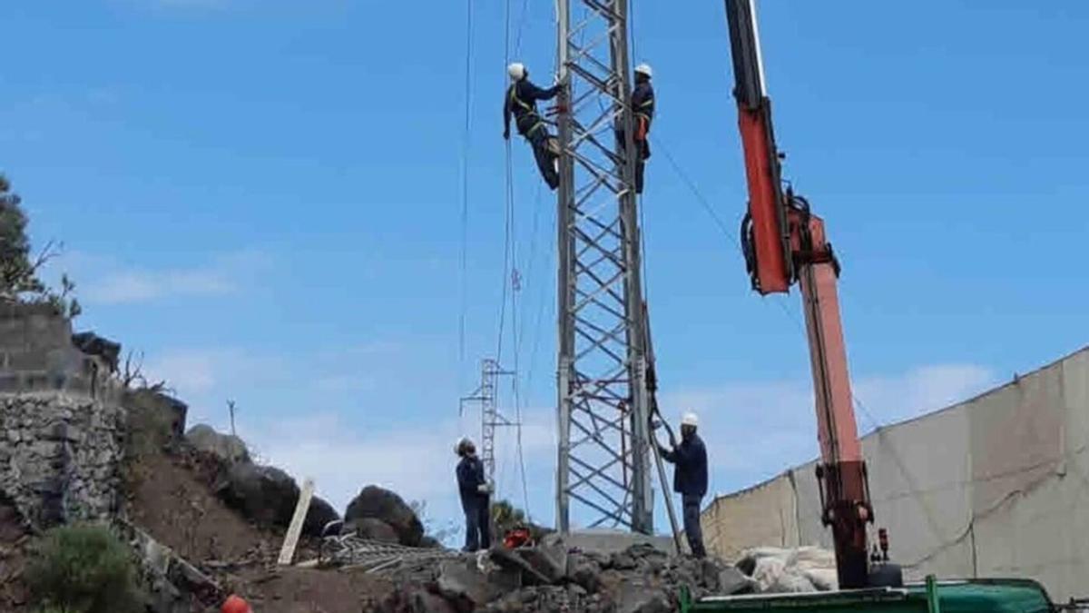 Operarios de Endesa hacen trabajos en una torreta en Canarias