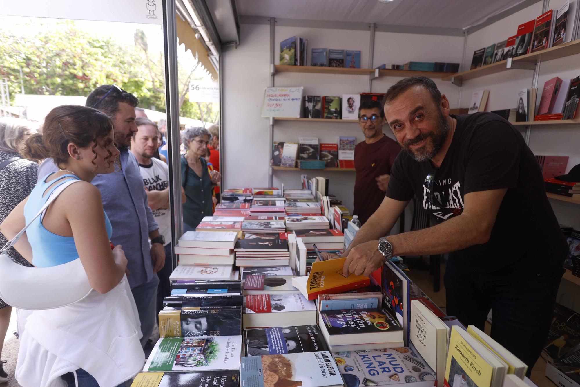 Llenazo de domingo en la Fira del Llibre