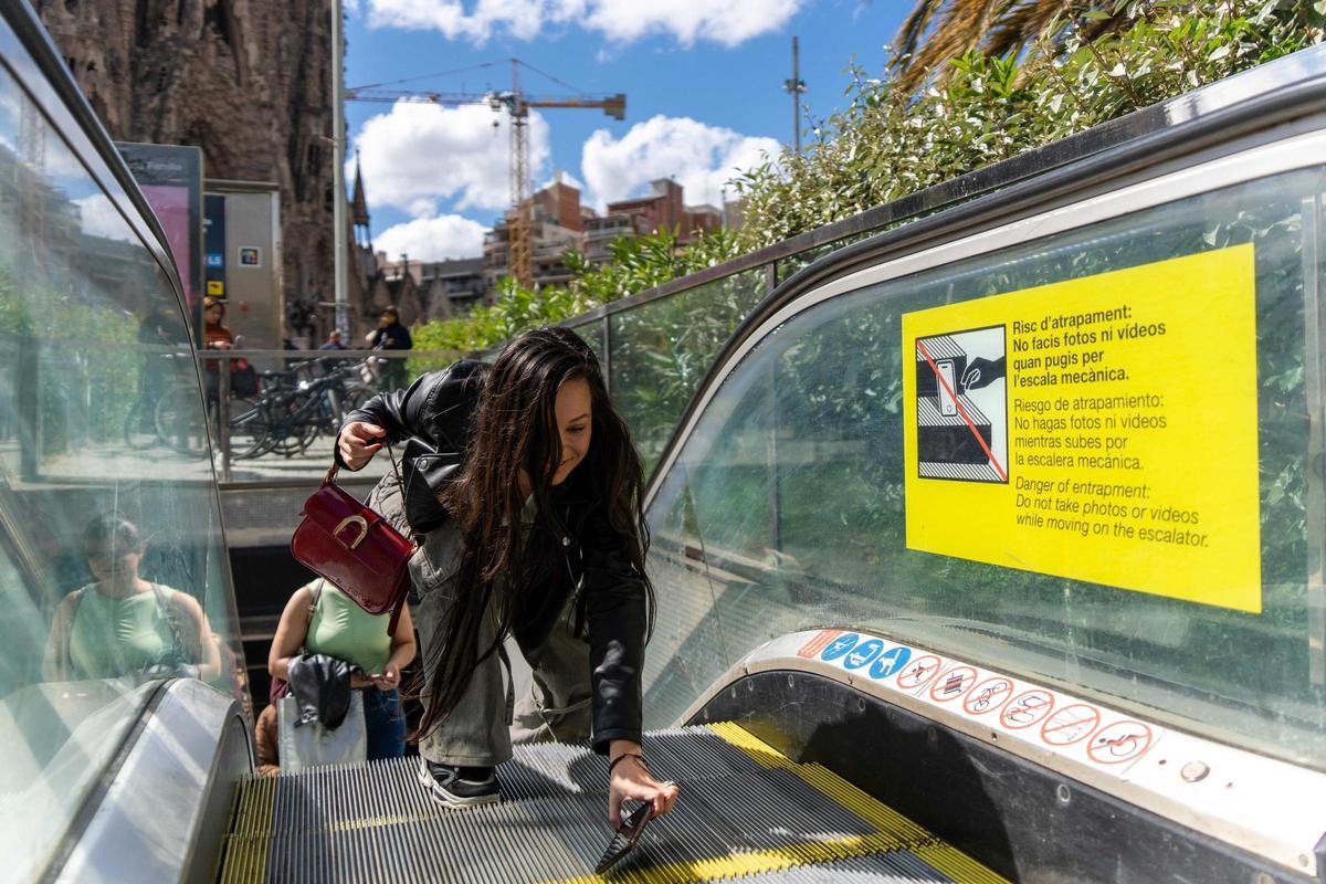 Las escaleras mecánicas de salida de la estación de metro Sagrada Familia de Barcelona se han hecho virales, hasta el punto de que la autoridad de transportes barcelonesa ha tenido que colocar carteles advirt