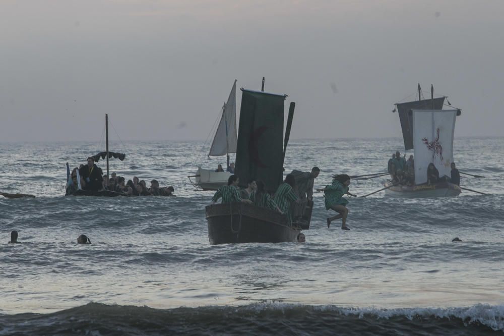 Un espectacular Desembarco al alba da inicio a los Moros y Cristianos en El Campello