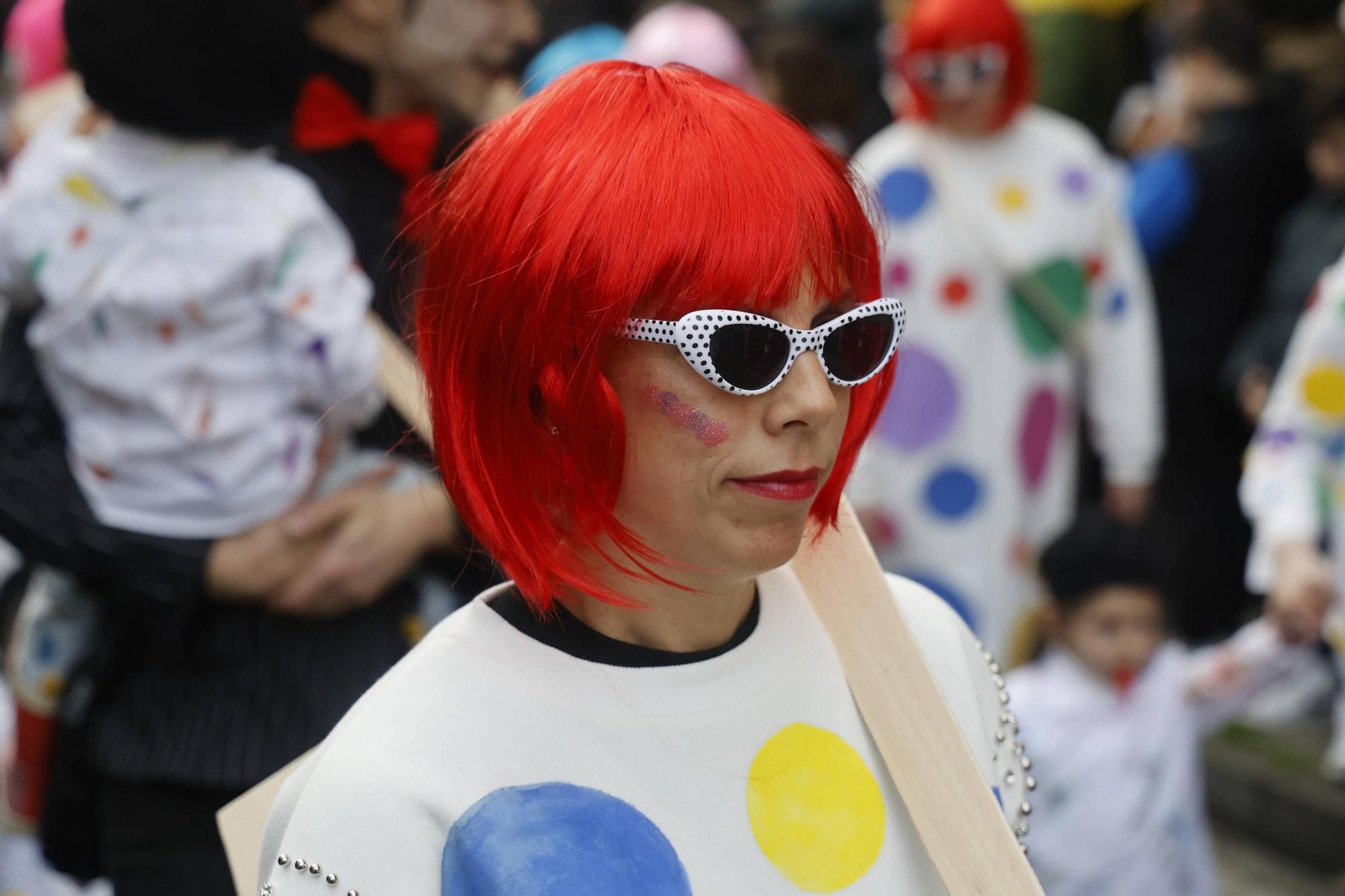 Santiago disfruta del tradicional desfile de martes de Entroido