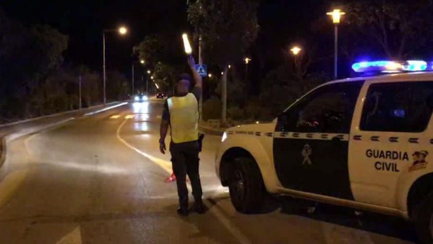 Un motorista drogado se cae dos veces y ataca a unos guardias civiles en Ibiza